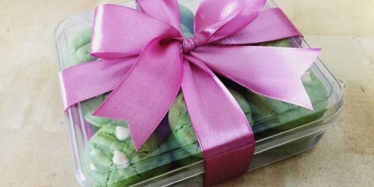 przezroczyste pudelko prezent